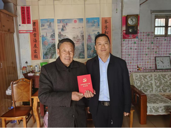 歡城煤礦開(kāi)展“光榮在黨50年”紀(jì)念章頒發(fā)走訪(fǎng)慰問(wèn)活動(dòng)